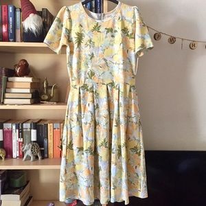 M NWT LuLaRoe Amelia light yellow floral 🦄🦄🦄